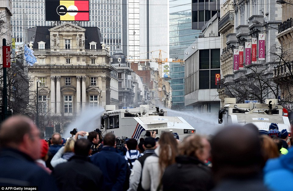 Συγκρούσεις στο κέντρο των Βρυξελλών -Μάχες σώμα με σώμα ακροδεξιών με ΜΑΤ - Φωτογραφία 4
