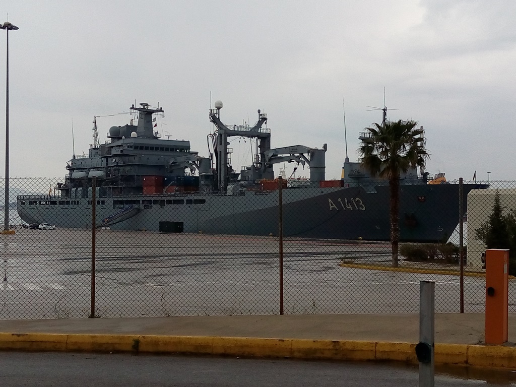 Στον Πειραιά ξεκουράζονταν τα πληρώματα των πλοίων του ΝΑΤΟ και εκεί είδαν τους...πρόσφυγες! - Φωτογραφία 2