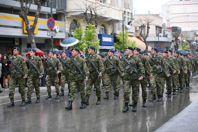 Βίντεο από τη στρατιωτική παρέλαση στη Λάρισα - Φωτογραφία 3