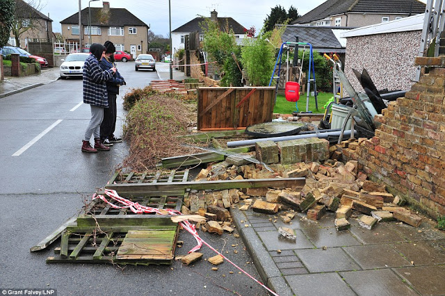 Εικόνες καταστροφής στη Βρετανία μετά το πέρασμα της Katie... [photos] - Φωτογραφία 4