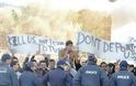 Με πλακάτ και συνθήματα υποδέχθηκαν τον Ν. Τόσκα οι πρόσφυγες στη Χίο [video]