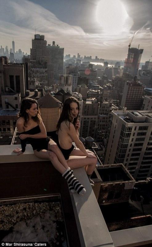 Μοντέλα ποζάρουν με εσώρουχα στην άκρη ουρανοξύστη - Φωτογραφία 2