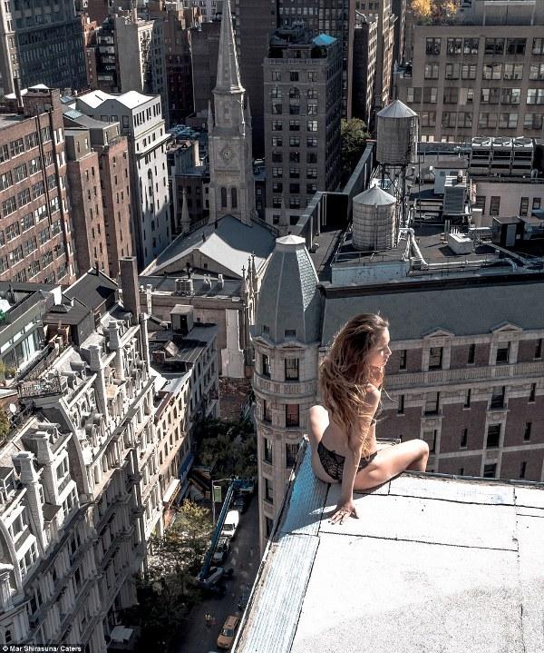 Μοντέλα ποζάρουν με εσώρουχα στην άκρη ουρανοξύστη - Φωτογραφία 7