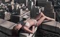 Μοντέλα ποζάρουν με εσώρουχα στην άκρη ουρανοξύστη - Φωτογραφία 1