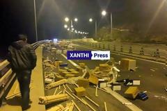 Γέμισε κουτιά η Εγνατία από νταλίκα που δίπλωσε
