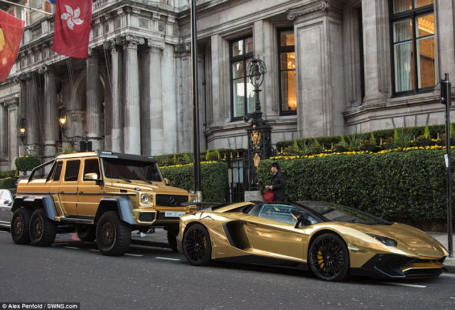 Χαμός με τα χρυσά αυτοκίνητα στο Λονδίνο... [photos] - Φωτογραφία 1