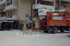 Ιωάννινα:Εργάτες που τοποθετούσαν στύλο της ΔΕΗ σε εξαιρετικά κρίσιμη κατάσταση στο νοσοκομείο μετά απο ηλεκτροπληξία [photos]