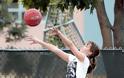 Η Jennifer Lawrence παίζει μπάσκετ και οι χρήστες του Photoshop ξεσαλώνουν! - Φωτογραφία 2
