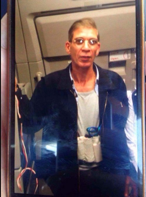 Αυτή ήταν η ζώνη που φορούσε ο 59χρονος Αιγύπτιος στην αεροπειρατεία χθες το πρωί [photo] - Φωτογραφία 2