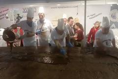 ΞΕΛΙΓΩΘΗΚΑΜΕ: Καριόκα για ρεκόρ γκίνες παρασκεύασαν ζαχαροπλάστες στην Ξάνθη - Ζυγίζει 220 κιλά [photo]