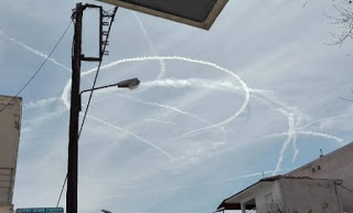 Τρελή πορεία αεροπλάνου πάνω από την Κοζάνη: Γέμισε άσπρες γραμμές ο ουρανός - Δείτε φωτογραφίες και βίντεο - Φωτογραφία 1