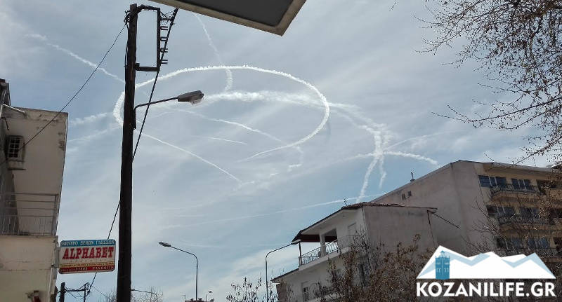 Τρελή πορεία αεροπλάνου πάνω από την Κοζάνη: Γέμισε άσπρες γραμμές ο ουρανός - Δείτε φωτογραφίες και βίντεο - Φωτογραφία 2