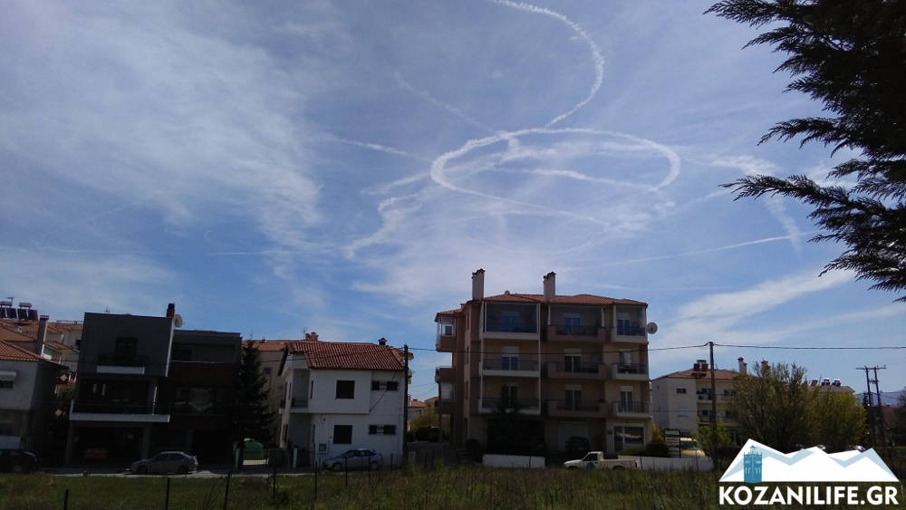 Τρελή πορεία αεροπλάνου πάνω από την Κοζάνη: Γέμισε άσπρες γραμμές ο ουρανός - Δείτε φωτογραφίες και βίντεο - Φωτογραφία 3