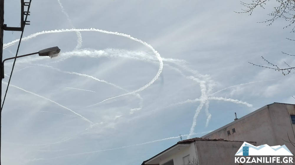 Τρελή πορεία αεροπλάνου πάνω από την Κοζάνη: Γέμισε άσπρες γραμμές ο ουρανός - Δείτε φωτογραφίες και βίντεο - Φωτογραφία 4