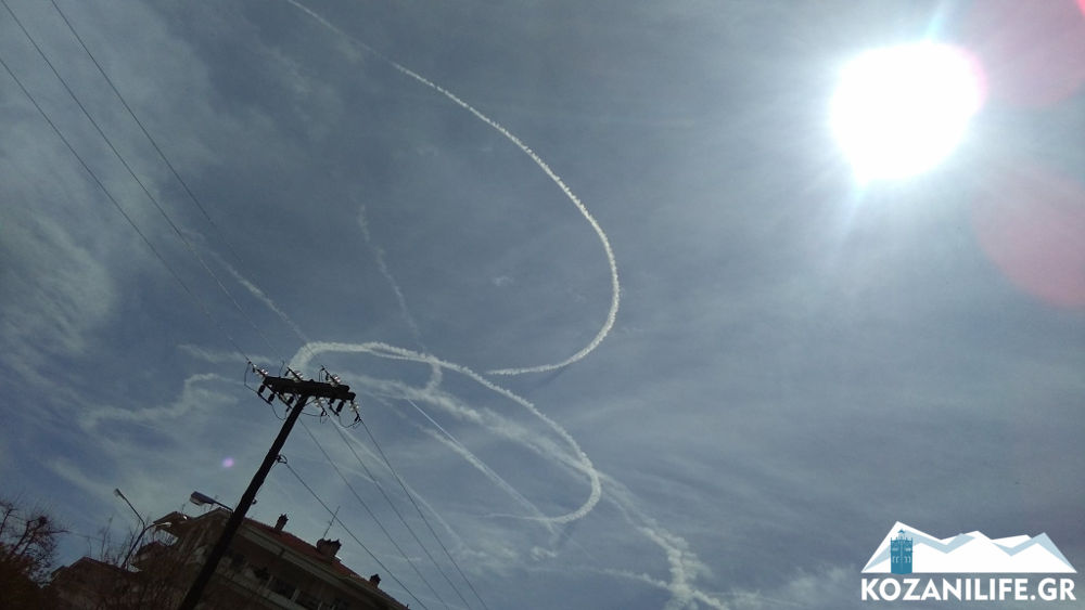 Τρελή πορεία αεροπλάνου πάνω από την Κοζάνη: Γέμισε άσπρες γραμμές ο ουρανός - Δείτε φωτογραφίες και βίντεο - Φωτογραφία 5