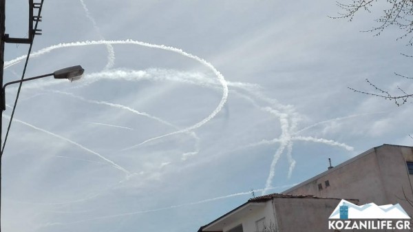 Τρελή πορεία αεροπλάνου πάνω από την Κοζάνη! Γέμισε άσπρες γραμμές ο ουρανός - Φωτογραφία 2