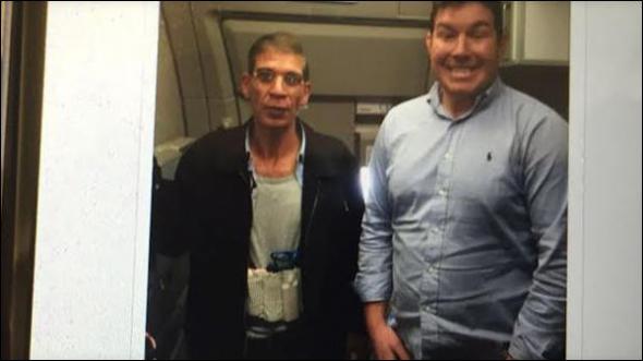 O Βρετανός επιβάτης αποκαλύπτει γιατί έβγαλε selfie με τον αεροπειρατή - Φωτογραφία 1