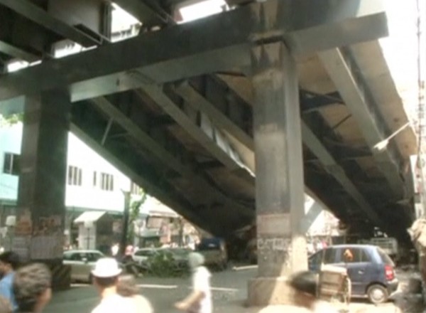 Γέφυρα κατέρρευσε στην Ινδία... [photos] - Φωτογραφία 3