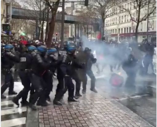 Άγρια επεισόδια στην Γαλλία σε αντικυβερνητική διαδήλωση - Φωτογραφία 3