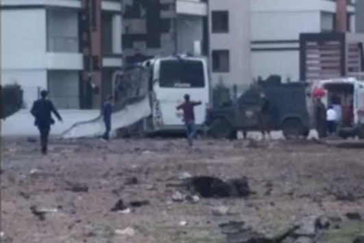 Τουρκία: Τέσσερις νεκροί από επίθεση αυτοκτονίας με στόχο όχημα της αστυνομίας - Φωτογραφία 1