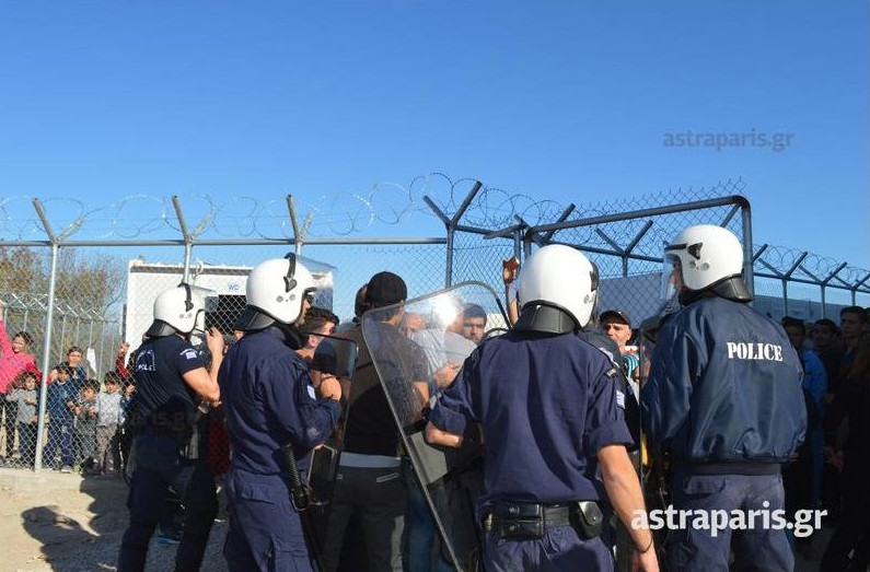 ΧΑΜΟΣ στη Χίο: Νέα διαδήλωση - ξέσπασμα των προσφύγων στο hotspot [photo+video] - Φωτογραφία 3