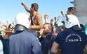 ΧΑΜΟΣ στη Χίο: Νέα διαδήλωση - ξέσπασμα των προσφύγων στο hotspot [photo+video]