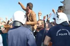 ΧΑΜΟΣ στη Χίο: Νέα διαδήλωση - ξέσπασμα των προσφύγων στο hotspot [photo+video]