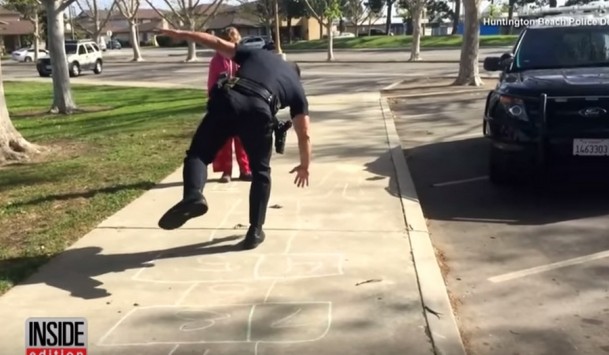 Αστυνομικός παίζει κουτσό με άστεγη 11χρονη και γίνεται viral (ΒΙΝΤΕΟ) - Φωτογραφία 1