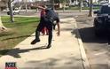 Αστυνομικός παίζει κουτσό με άστεγη 11χρονη και γίνεται viral (ΒΙΝΤΕΟ)