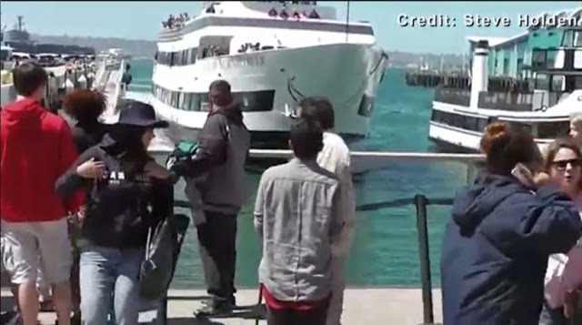 Απίστευτο βίντεο: Πλοίο στην ΚΑΛΙΦΟΡΝΙΑ πέφτει με ορμή πάνω σε προβλήτα γεμάτη τουρίστες! ΔΕΙΤΕ την σοκαριστική ΣΤΙΓΜΗ τι συνέβη όταν…!! - Φωτογραφία 1