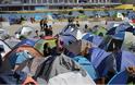 Χάος στον Πειραιά: Δεν μπορούν να εκκενώσουν το λιμάνι - Οι πρόσφυγες αρνούνται να φύγουν