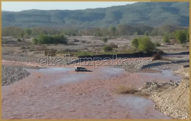 Προσπάθησε με το τζιπ να περάσει τον Πηνειό [video] - Φωτογραφία 2