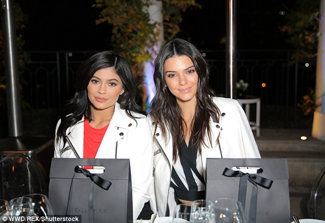 Αντιγράψτε τα στιλάτα ανοιξιάτικα outfits των Kendall και Kylie Jenner - Φωτογραφία 2