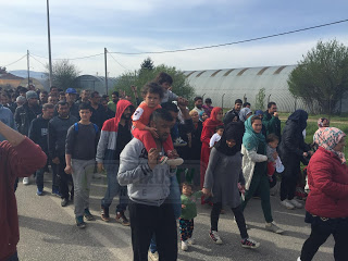 Ιωάννινα ΤΩΡΑ: Σε πορεία προς τον Κατσικά οι πρόσφυγες του καταυλισμού φωνάζοντας Open the borders [photo] - Φωτογραφία 1