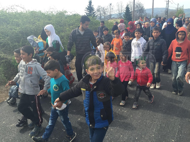 Ιωάννινα ΤΩΡΑ: Σε πορεία προς τον Κατσικά οι πρόσφυγες του καταυλισμού φωνάζοντας Open the borders [photo] - Φωτογραφία 2