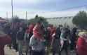 Ιωάννινα ΤΩΡΑ: Σε πορεία προς τον Κατσικά οι πρόσφυγες του καταυλισμού φωνάζοντας Open the borders [photo]