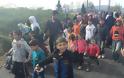 Ιωάννινα ΤΩΡΑ: Σε πορεία προς τον Κατσικά οι πρόσφυγες του καταυλισμού φωνάζοντας Open the borders [photo] - Φωτογραφία 2