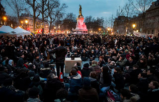 Τρίτη νύχτα κατάληψης της πλατείας Δημοκρατίας στο Παρίσι - Φωτογραφία 1