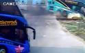 Συγκλονιστικό βίντεο: Τρένο κόβει στα δύο τουριστικό πούλμαν ακινητοποιημένο στις ράγες