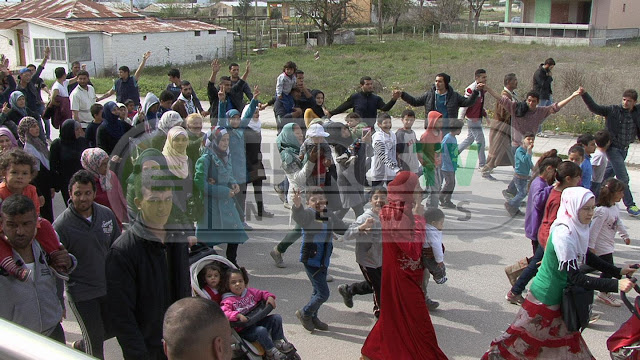 Με ειρηνική πορεία οι πρόσφυγες διεκδίκησαν μια καλύτερη ζωή Κεντρικό τους σύνθημα: Open the bordres [video] - Φωτογραφία 2
