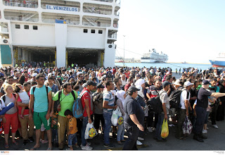 Δεν φεύγουν οι μετανάστες και οι πρόσφυγες από τον Πειραιά... - Φωτογραφία 1