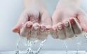 10 συμπτώματα που δείχνουν ότι δεν πίνετε αρκετό νερό