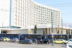 «Αστακός» το Χίλτον - 15 κλούβες των ΜΑΤ για να αποκλείσουν τους διαδηλωτές [photos]