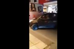 Ηλικιωμένη τράκαρε λεωφορείο, έριξε μηχανάκι & καβάλησε πεζοδρόμιο [photos]