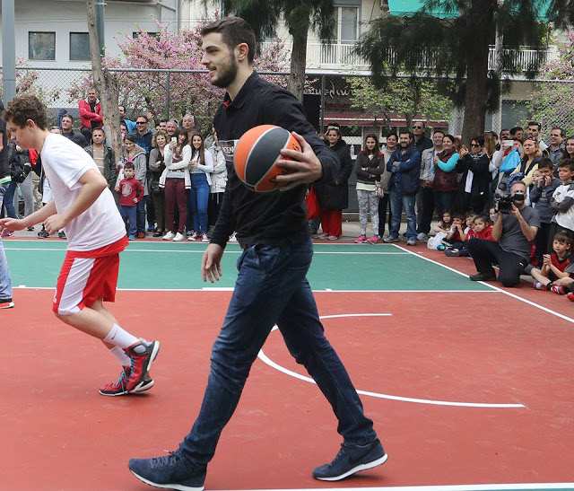 ΠΑΠΑΠΕΤΡΟΥ ΚΑΙ ΣΤΡΟΜΠΕΡΙ ΣΤΟ ΠΑΓΚΡΑΤΙ... ΓΙΑ ΤΑ ΕΓΚΑΙΝΙΑ ΤΟΥ ΓΗΠΕΔΟΥ (PHOTOS) - Φωτογραφία 2