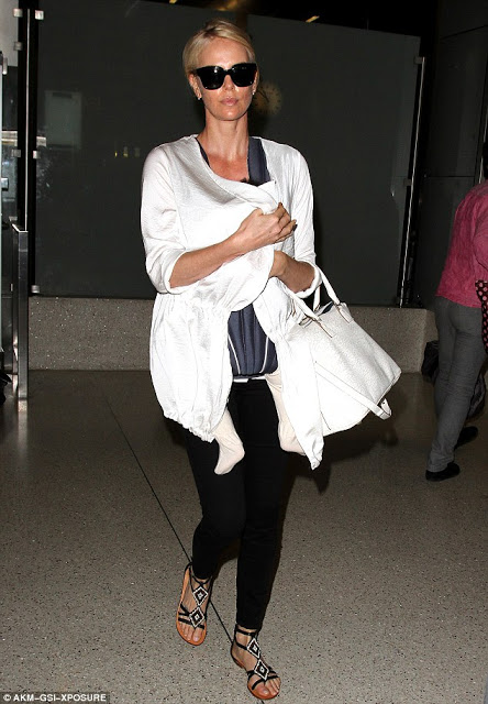 Δείτε πώς πήγε η Charlize Theron στο αεροδρόμιο με την κόρη της! [photos] - Φωτογραφία 3