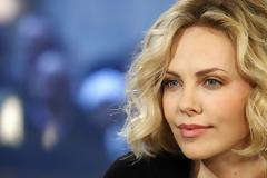Δείτε πώς πήγε η Charlize Theron στο αεροδρόμιο με την κόρη της! [photos]