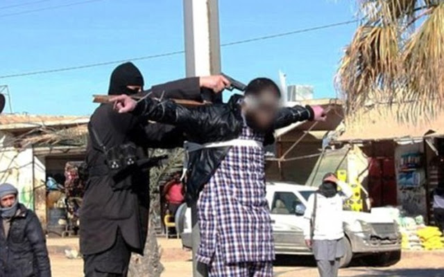 Εικόνες - σοκ: Τζιχαντιστές σταύρωσαν και εκτέλεσαν τέσσερις άντρες... [photos] - Φωτογραφία 3