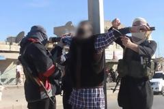 Εικόνες - σοκ: Τζιχαντιστές σταύρωσαν και εκτέλεσαν τέσσερις άντρες... [photos]