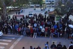 Επεισόδια στη Χίο: Στα δύο το νησί για τους πρόσφυγες